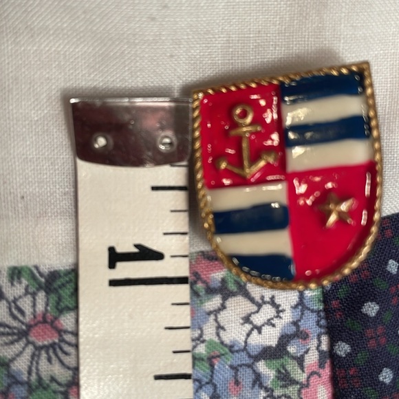 Red,white & blue shield shape clip on vintage earrings handmade painted ceramic - Picture 5 of 6